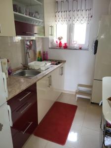 a small kitchen with a sink and a counter at Ferienwohnung mit Meerblick in Povile