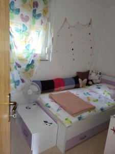 a childs bedroom with a bed and a window at Ferienwohnung mit Meerblick in Povile