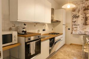 a kitchen with a microwave and a stove top oven at Iris Viola in Bagno a Ripoli