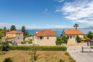 a group of houses with the ocean in the background at Villa Bunta in Sutivan