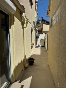an alley way with a building and a building with columns at Charmant T2 à 5 minutes de l'Aéroport d'Orly in Paray-Vieille-Poste