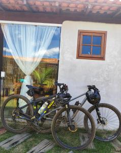 two bikes parked in front of a house at Aconchego do Pôr do Sol Sebollas in Inconfidência +36 photos