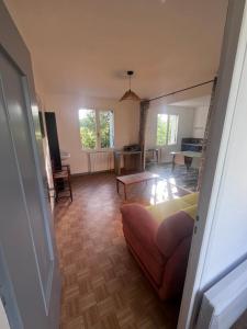 a living room with a couch and a mirror at Le Gîte de Saint Romans in Saint-Romans-lès-Melle