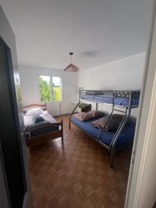 a room with two bunk beds and a window at Le Gîte de Saint Romans in Saint-Romans-lès-Melle