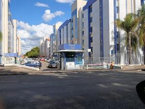 a bus stop on the side of a city street at Loft completo na Asa Sul próximo da P Federal ENAP LBV Aeroporto CASV , Rodov Interestadual e parque da cidade in Brasília