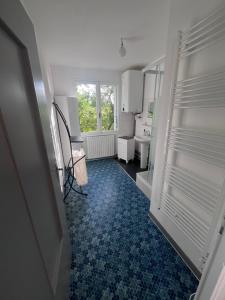 a hallway with a bathroom with a toilet and a window at Le Gîte de Saint Romans in Saint-Romans-lès-Melle +1 photo