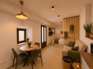 a living room with a couch and a table at Apartamento Luna in Cártama