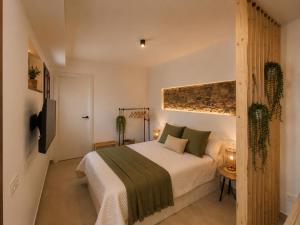 a bedroom with a bed and a tv in a room at Apartamento Luna in Cártama