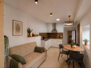 a living room with a couch and a table and a kitchen at Apartamento Luna in Cártama