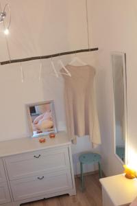 um quarto com uma cómoda e um espelho em City Apartment Leipzig em Leipzig