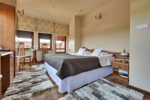 sypialnia z dużym łóżkiem z dywanem w obiekcie Hotel - Karczma Klimtówka w mieście Wolbrom