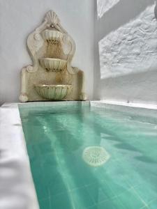 a fountain in a room with a pool of water at Casa Alma Clara in Odemira