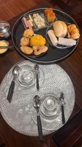 a table with two plates of food on a table at Pousada Paraíso in Carolina