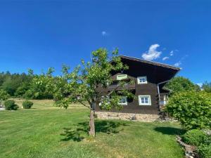 an apple tree in front of a house at Im Bayerischen Wald in Viechtach