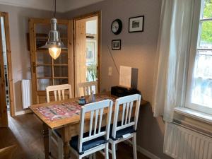 ein Esszimmer mit einem Holztisch und Stühlen in der Unterkunft Mühlenwohnung in Boppard + 13 Fotos