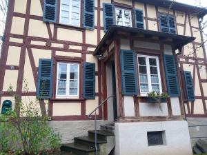 ein Haus mit blauen Fensterläden und Treppe in der Unterkunft Mühlenwohnung in Boppard