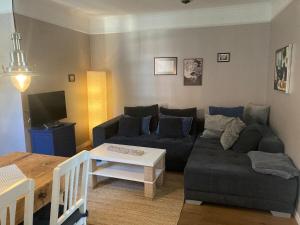 ein Wohnzimmer mit Sofa und Tisch in der Unterkunft Mühlenwohnung in Boppard