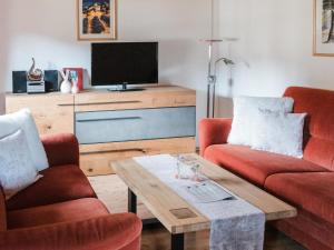 a living room with two chairs and a tv at Im Bayerischen Wald in Viechtach
