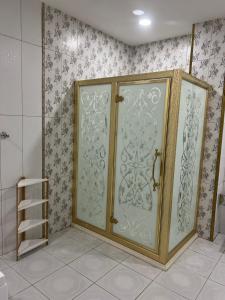 a bathroom with two glass doors in a room at فندق رفايا الشاطيء in Jazan