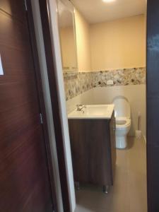 a bathroom with a sink and a toilet at HOSPEDAJE YACUCALLE in Ibarra