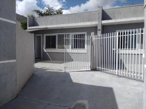 a white fence in front of a house at Recanto Tarobá in Ponta Grossa