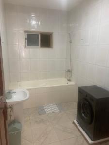 a bathroom with a tub and a washing machine at Beautiful 2-bedroom apartment in Assomada