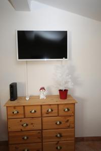 a dresser with a television on top of it at Appartement Edith in Zell am See