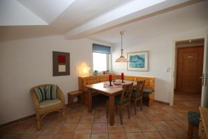 een eetkamer met een houten tafel en stoelen bij Appartement Edith in Zell am See