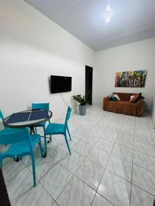 a living room with a table and chairs and a couch at Recanto Tranquilo - Espaço amplo e completo - Sky in São Luís