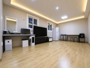 an empty room with a large living room with a hard wood floor at 대구 동천 스위트 호텔 in Daegu