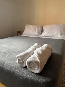 a bed with two beds with towels on it at Apartamento acogedor cerca al parque con balcón in Jardin
