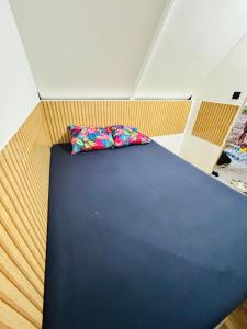 ein Bett in einem Zimmer mit einem Kissen darauf in der Unterkunft Faatiarau in Fakarava