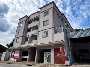 a tall gray building with graffiti on it at Centro, apê 2 Quartos com Ar | Garagem in Brusque