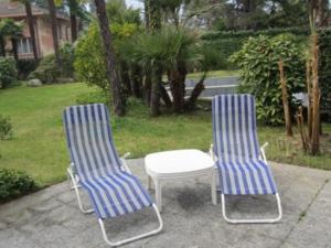 アスコナにあるResidenz al Parcoの- 青と白の椅子2脚、テーブル