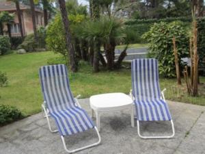 2 blau-weiße Stühle und ein Tisch in der Unterkunft Residenz al Parco in Ascona