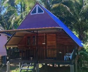 ein kleines Haus mit blauem Dach in der Unterkunft PinkHouse in Ban Bang Bao