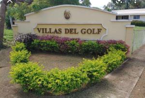 a sign for a villas del golf sign with flowers at Beautiful Luxe Apartment in Chitré