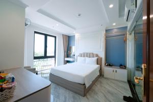 a hotel room with a bed and a window at Nhật Tân Hotel Triển Lãm VEC - Đông Anh in Dong Anh