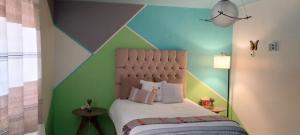 a bedroom with a bed with a geometric wall at Céntrico, seguro, tranquilo y limpio in Ocotlán