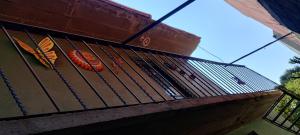 a fence on the side of a building at Céntrico, seguro, tranquilo y limpio in Ocotlán