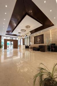 eine große Lobby mit einem großen Raum mit einer Decke in der Unterkunft The Ginger McLeodGanj-By Vaikunth Centrally Heated & Air Cooled # Near Mall Road # Big Parking # Lift #Spacious Rooms # Most Awarded # Property Of The Year # in McLeod Ganj