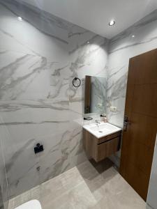 a bathroom with a sink and a mirror at اقامة هبة 5 in Yebha