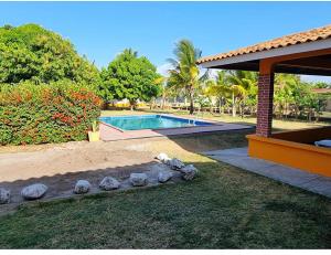 a yard with a swimming pool and a house at Casa naranjita in Chame