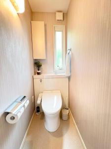 a small bathroom with a toilet and a window at Akikawa Koshi 1 プレミアム鉄骨 一棟貸切ヴィラ in Yuge