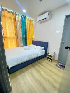 a small bedroom with a bed and a window at Enviropath Hotel now Bayan Nur Inn in Kampong Pengkalan +16 photos