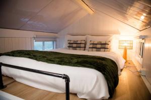 a bedroom with a large bed in a room at Tiny Inja 1 by Tiny Away in Comleroy