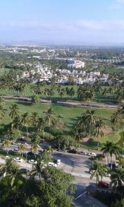 uma vista aérea de um parque de estacionamento com palmeiras em Mayan Vidanta Villas GOLF a 800 mt de la playa em Acapulco