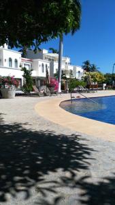 阿卡普爾科的住宿－Mayan Vidanta Villas GOLF a 800 mt de la playa，一座大建筑前的游泳池