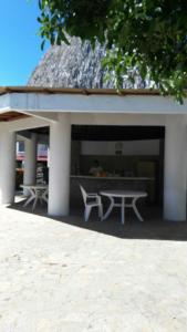 un pabellón blanco con una mesa de picnic. en Mayan Vidanta Villas GOLF a 800 mt de la playa, en Acapulco