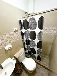 a bathroom with a toilet and a sink at Hospedaje Josué Paracas in Paracas